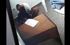Vídeo: juíza é flagrada dando ‘beijaço’ em condenado à prisão perpétua por matar policialA juíza afirmou que o contato com o detento foi meramente profissional e tinha como objetivo conhecer “a versão dele da história”, para escrever um livro