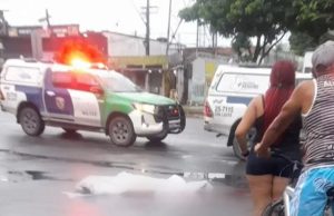 Durante bebedeira, homem leva facadas e morre no meio da rua em ManausO corpo foi levado para o IML