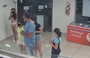 Audaciosa, mulher tira o vestido e usa como máscara em sorveteriaPor causa da pandemia de Covid-19, clientes sem o equipamento de segurança não podem ser atendidos em estabelecimentos da cidade
