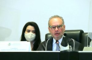 Conselheiro do TCE-AM suspende aluguel de ônibus escolar pela Semed