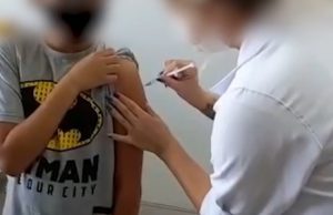 Vídeo: mãe flagra enfermeira injetar seringa e não aplicar vacina no filhoA administração ressaltou que a criança não saiu da unidade sem a vacina