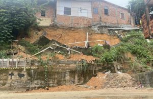 Vídeo: deslizamento de terra deixa famílias em alerta no bairro Petrópolis, em Manaus