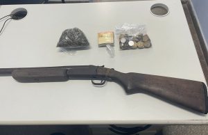 ‘Coroa’ é preso com arma de fogo e drogas em Iranduba