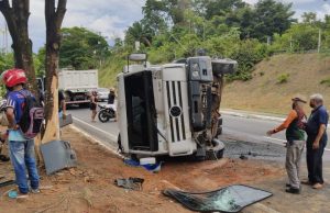 Caminhão tomba e motorista fica ferido na avenida do Turismo, em Manaus