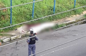 Em Manaus, homem é encontrado morto na calçada com golpe fatal no peito