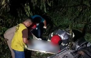 TRAGÉDIA: jovem perde a vida carbonizada durante acidente de carro em ItacoatiaraSegundo informações do Corpo de Bombeiros, o carro da vítima capotou na estrada