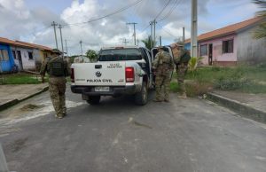 Em Parintins, ‘piratas’ envolvidos em roubo de 100 mil litros de combustível são presos e um foi mortoInfratores abordaram balsa, subtraíram material e fizeram tripulantes de reféns