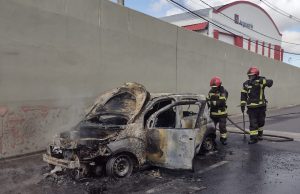Vídeos flagram carro movido a gás pegando fogo em viaduto no São Jorge