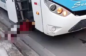 Vídeo mostra assaltante atropelado por ônibus de rota durante fuga em Manaus