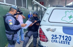 Homem surta ao desconfiar que estava sendo traído e esfaqueia esposa no Jorge Teixeira