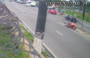 CENA FORTE: câmera de segurança flagra momento que idosa é atropelada por moto na Rodrigo Otávio
