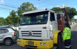 Oito caminhões saõ autuados circulando em horário não autorizado em Manaus