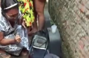 “Aí Jesus!”, mãe se desespera ao ver filho morto após atentado em beco da Compensa; veja