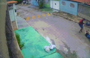 Vídeo flagra ladrão arrastando mulher na rua durante assalto