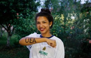 “Eu tive que vender bombons”, diz jovem de Parintins aprovada na UEAJovem será a primeira da família a cursar o Ensino Superior