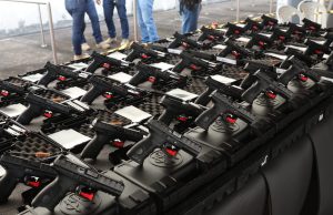 PL prevê que policiais adquiram armas diretamente das corporações no AmazonasConforme o projeto, armas destinam-se à proteção pessoal e familiar dos agentes de segurança