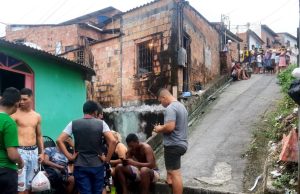 Vítima tem casa invadida e é assassinada com mais de 10 tiros em Manaus