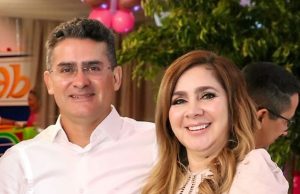 David Almeida nomeia a própria irmã para o comando da SemedO anúncio foi feito nesta quarta-feira (16). A professora Dulce Almeida ficará no lugar de Pauderney Avelino canditado nas eleições deste ano