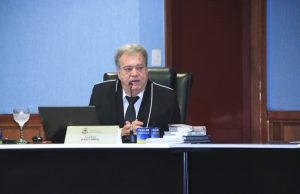 Decano do TCE-AM, conselheiro Júlio Cabral é aposentado pelo colegiado