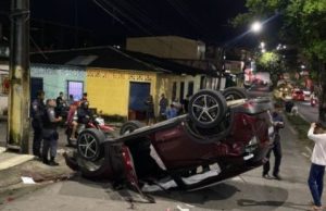 Carro de médico capota, invade contramão e atinge casal em moto no Jorge Teixeira
