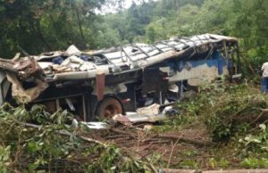 Ônibus que transportava trabalhadores cai em ribanceira e deixa 10 mortos e outros 21 feridosA polícia agredida que o motorista perdeu o controle do veículo na curva