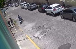Assaltantes usam raquete para roubar pertences de mulher em calçadaA vítima, que segurava sacolas de supermercado, foi abordada por dois homens em uma moto