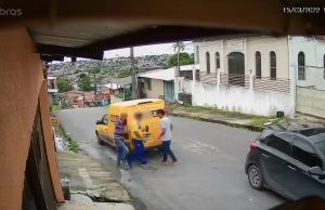 Criminosos rendem carteiro e roubam mercadorias em Manaus: VEJA O VÍDEO