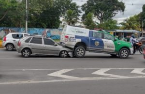 Carro para debaixo de viatura da PM em avenida movimentada de Manaus
