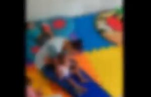 Vídeo: professora é flagrada agredindo bebê de 1 ano em escolinhaEm nota, a instituição, que pertence à rede particular de ensino, também afirmou que a mulher deixou o cargo por justa causa