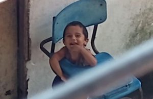 Polícia pede prisão de mãe que matou filho de 2 anos com ripa por mexer na maquiagem