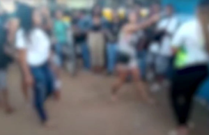 Vídeo: Durante briga na frente de escola jovem aponta arma para cabeça de estudante