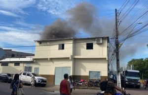 Incêndio atinge casa no bairro Compensa e assusta vizinhançaNinguém ficou ferido