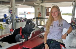 Aos 15 anos, única garota na F4 brasileira mira carreira nas pistas