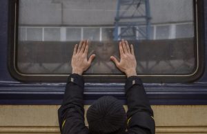 UCRÂNIA- Fotógrafo flagra pai se despedindo da filha e foto corta o coração