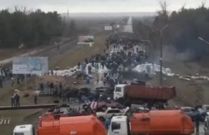 Unidos, ucranianos montam barricada para bloquear tropa russa; veja o vídeo