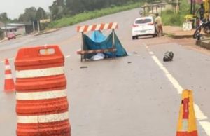 Motociclista morre ao colidir com cavalete de ferro em Iranduba