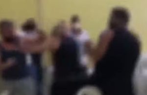 Reunião de condomínio de policiais termina em porrada e cadeiras voando; veja o vídeo