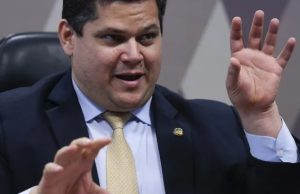 Helicóptero com Alcolumbre e governador do Amapá faz pouso forçadoWaldez Góes e Davi Alcolumbre ficaram quatro horas sem comunicação