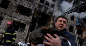 Invasão russa completa hoje um mês e expõe uma Ucrânia as cinzas