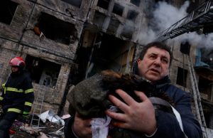 Invasão russa completa hoje um mês e expõe uma Ucrânia as cinzasNúmero de refugiados chega a quase 4 milhões