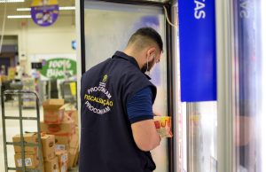 Procon-AM apreende 26 Kg em produtos de limpeza e alimentos estragados em supermercadoItens foram recolhidos durante ação nesta segunda-feira (25/04), em estabelecimento na zona centro-sul de Manaus