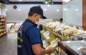 Procon descarta mais de 30 Kg de produtos estragados em supermercado no Centro de ManausPães, carnes e produtos de limpeza foram recolhidos
