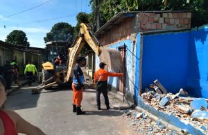 Boxes clandestinos em calçada de escola são demolidos no bairro Colônia Antônio AleixoAo todo, 12 boxes foram construídos na calçada