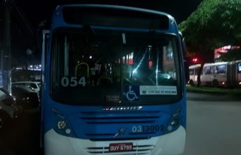 Após apanhar de passageiros, assaltante de ônibus é preso em Manaus