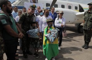 EMOÇÃO – Irmãos Glauco e Gleiçon chegam em ManicoréAs crianças ficaram perdidas na mata fechada por quase 30 dias