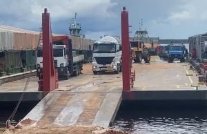 Motorista morre após ser prensado entre carretas em porto de Manaus