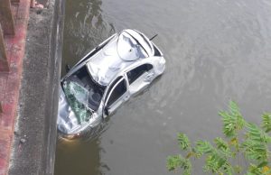 Motorista de APP capota com carro após sofrer tentativa de assalto em Manaus; veja o vídeo