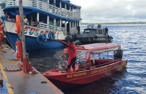 Homem desaparece após cair de balsa em Manaus