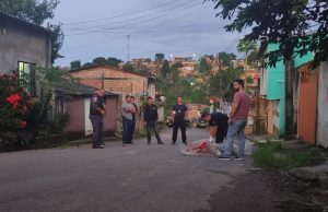 Susposto assaltante é torturado até a morte e desovado em rua de ManausAo lado do cadáver, um notebook e dois celulares foram encontrados