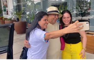 Amazonino vai ao shopping e recebe o carinho dos amazonenses “Realizei meu sonho. Tirar uma foto com o Amazonino, o cara que criou a UEA, onde me formei dentista”